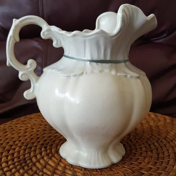 ARNELS ERA 1975 OFF WHITE PITCHERCERAMIC COLLECTABLE RARE 71/2 IN"
